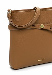 Borsa a tracolla in pelle color cuoio con superficie testurizzata, manico superiore e logo dorato. Presenta un design semplice e strutturato.