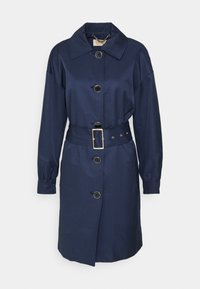 Granatowy płaszcz trencz z klapowanym kołnierzem, sześcioma guzikami, paskiem w talii oraz długimi rękawami z marszczonymi mankietami. Gładka faktura tkaniny.