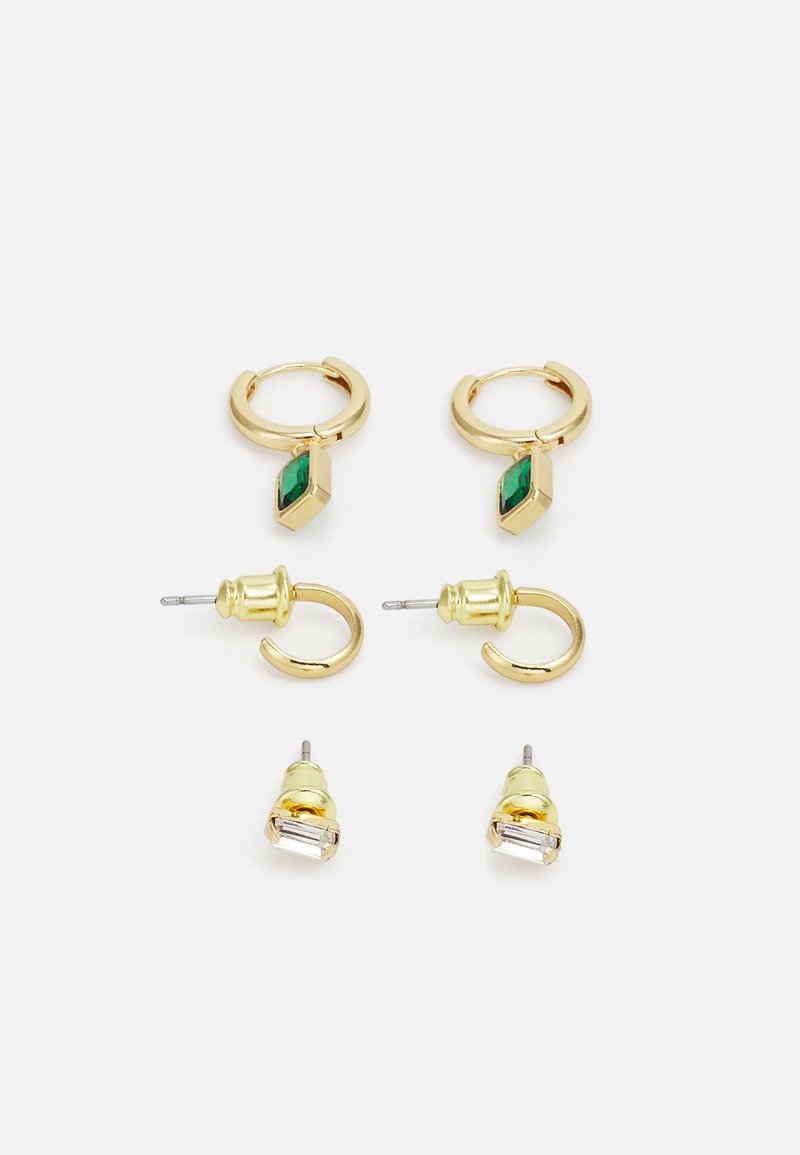 Aukso auskarų rinkinys, kuriame yra du hoop tipo modeliai: vienas su žaliu akmeniu, o kitas su skaidriu stačiakampiu akcentu. Lygus paviršius, modernus dizainas.