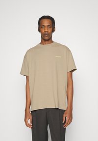 Les Deux DIEGO - T-shirt básica - dark sand/yellow