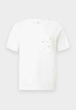 Λευκό κοντομάνικο μπλουζάκι με στρογγυλή λαιμόκοψη και μπροστινή τσέπη διακοσμημένη με μικρά λευκά λουλούδια και ασημένιες χάντρες.