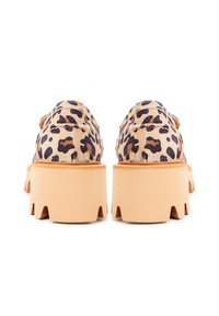 Paire de chaussures à plateforme épaisse avec semelles compensées couleur tan et tiges en tissu imprimé léopard, vues de dos sur fond blanc.