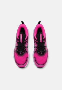 Baskets de sport roses et noires avec une tige en maille, un col rembourré et une semelle extérieure blanche. Présente des lacets noirs et un accent de logo.