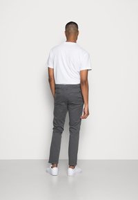 Jack & Jones JJIOLLIE FRED AMA ASPHALT - Chinos - asphalt