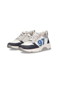 Sportschoenen in wit, marineblauw en grijs. Kenmerken zijn veters, een ritssluiting en het blauwe nummer "97" aan de zijkant. Verstevigde zool voor comfort.