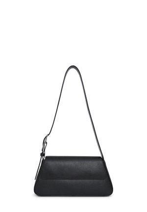 Borsa a tracolla in pelle nera con forma triangolare, texture liscia e una sola tracolla regolabile. Presenta una chiusura a flap. Design minimalista.