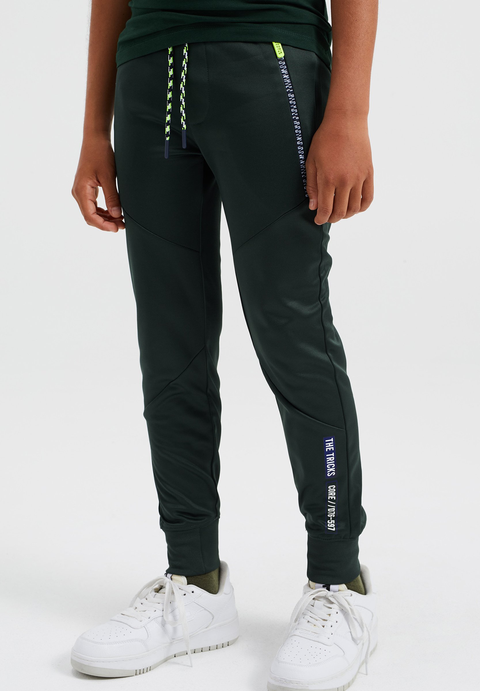 WE Fashion JONGENS JOGGINGBROEK MET BIKERDETAILS - Trainingsbroek -  green/groen - Zalando.nl