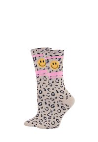 Leopardenmuster-Socken in Beige mit schwarzen Flecken, versehen mit einem pinken Bündchen und zwei gelben Smiley-Gesichtern an den Bündchen. Weicher Stoff, mittlere Schafthöhe.