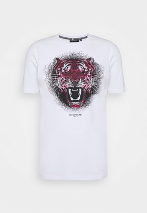 T-shirt blanc à manches courtes avec un grand motif visage de tigre rugissant en noir et rouge centré sur le devant, avec le texte « Alessandro » en dessous.