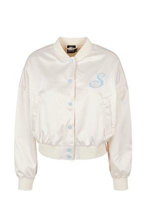 Cremefarvet satin bomberjakke med cropped fit, blå trykknapper og broderet "S" detalje på venstre bryst. Elastiske mansjetter og kant.