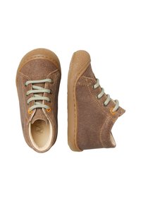 Scarpe per bambini in suede marrone con suole in gomma, lacci verde chiaro, dettagli arancioni e design alto per supporto alla caviglia.