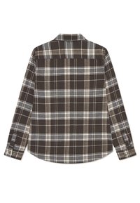 Braunes Flanellhemd mit einem Plaid-Muster in Schwarz-, Weiß- und Blautönen, mit langen Ärmeln und einem klassischen Button-Down-Kragen.