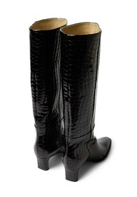 Põlveni ulatuvad mustad krokodillinahast reljeefsete mustritega nahk-saapad, terava varba ja väikese virnastatud kontsaga. Siledapind ja läikiv tekstuur.