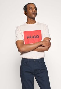 HUGO DULIVE - T-shirt estampada - light/pastel pink