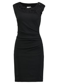 Abito nero con un design aderente, scollo asimmetrico con dettagli in pizzo e una texture arricciata sul corpo per un aspetto sartoriale.