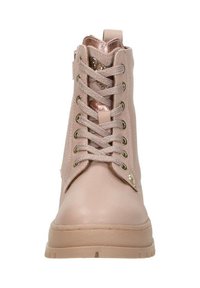 Lichtroze veterlaarzen tot de enkel met een gladde leren afwerking, metallic accenten en een gestructureerde tong. Voorzien van gouden veterogen en een dikke zool.