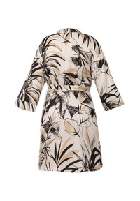 Kwiatowy szlafrok w stylu kimono o jasbeżowym tle, z czarnymi i brązowymi wzorami liści, szerokimi rękawami i przewiązanym pasem.