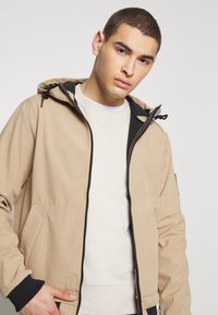 Jack & Jones JCOCLASSIC JACKET HOOD  - Casaco de inverno - tannin