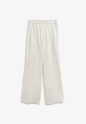 Witte broek met brede pijpen, met dunne verticale zwarte strepen en een elastische tailleband, plat gelegd op een witte achtergrond.