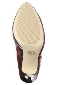 Zapato de tacón alto burdeos con textura de reptil, punta afilada y una suela beige lisa con un patrón acanalado y detalle de logo.