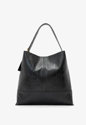 Schwarze Ledertasche mit strukturiertem Oberflächen, weiter Öffnung und einem langen, verstellbaren Tragegurt. Verfügt über dezente Nahtdetails und keine sichtbaren Befestigungen.