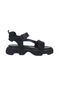 Sandalias de plataforma negras con tiras de tela texturizada, hebilla ajustable y una suela acolchada. Presenta una suela exterior gruesa y de goma.