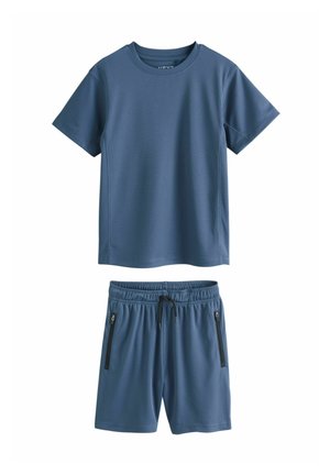 Aktīvās apģērbu komplekts zilā krāsā ar teksturētu īsroku īsroku augšu un atbilstošiem šortiem. Šortiem ir elastīga jostasvieta un sānu rāvējslēdzēja kabatas.