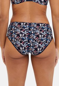 Bloemendaal bikini onderstukken met een donker marineblauwe achtergrond, lichtblauwe en roze bloempatronen, met een hoge taille en een zachte stoftextuur.