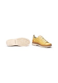 Zapatillas de cuero amarillo con parte superior texturizada, cierre de cordones blanco y una suela gruesa y estriada en crema con un patrón de estrellas.