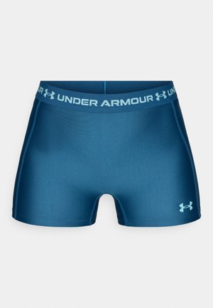Blå atletikshorts med et glat, elastisk stof. Har en bred linning med præget "UNDER ARMOUR"-logo og kontrastfarvede detaljer.