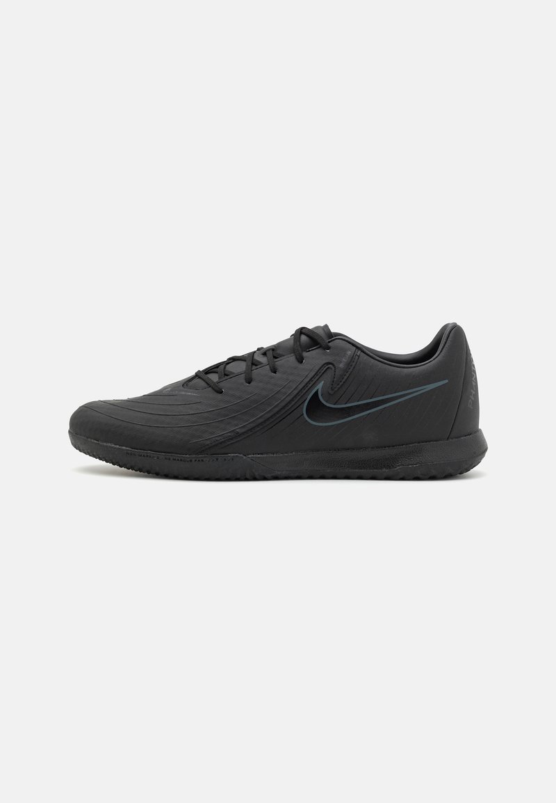 Zwarte sportieve schoenen met een gestructureerde synthetische bovenkant, tonale veters en een blauwe Nike swoosh. Voorzien van een gemarmerde rubberen zool voor grip.
