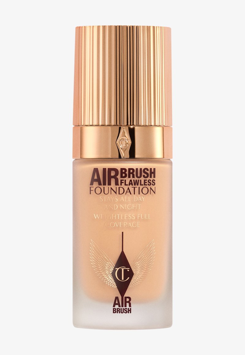 Airbrush Flawless Foundation in einer klaren Flasche mit einem goldenen, gerillten Deckel. Enthält Branding und Produktdetails in dunklem Text. Gewichtslos, volle Deckkraft.