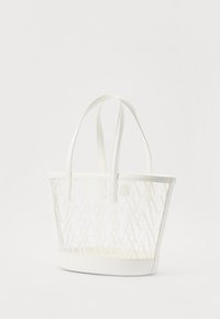 Borsa tote bianca con un motivo geometrico, realizzata in materiale trasparente, dotata di manici in pelle bianca liscia e una base solida.