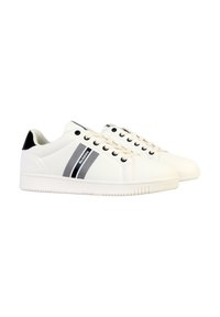 Zapatillas blancas con acentos negros, que presentan un patrón de rayas texturizado en el costado, punta redonda y suela de goma con surcos de tracción.