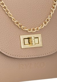 Borsa a mano in pelle beige con finitura testurizzata, tracolla in catena dorata e chiusura rettangolare dorata. Presenta un logo embossato nella parte inferiore.