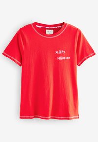 Red short-sleeve t-shirt made of cotton, featuring white text "SLEEPY SEÑORITA" and a rounded neckline with contrasting trim.