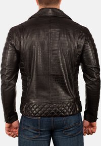 Zwarte leren motorjack met krokodillenstructuur, met gepadde schouders en ritsmanchetten, weergegeven vanuit de achterkant.