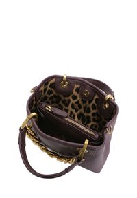 Borsa in pelle viola con superficie texture, dotata di hardware dorato e fodera con motivo leopardato. Include una tasca interna con zip.
