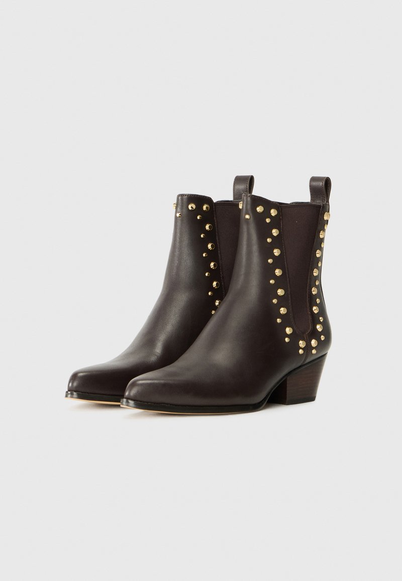 Braune Leder-Stiefeletten mit spitzem Zeh, die an den Seiten goldene Nieten und einen kleinen Blockabsatz aufweisen. Klassisches und stilvolles Design.