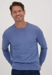 Blauwe gebreide trui met een ronde halslijn en lange mouwen. Kenmerkt zich door een klein logo op de borst en geribbelde boorden en zoom.