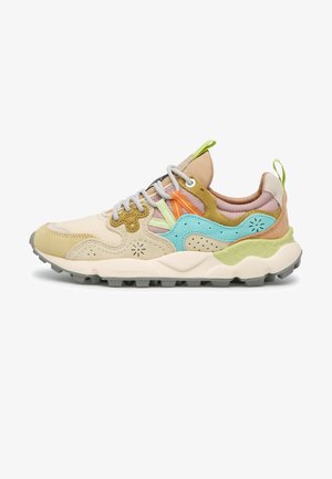 Multicolor sneaker met beige, blauwe en groene suède panelen, witte veters, grijze buitenzool en aantreklusjes op de tong en hiel.