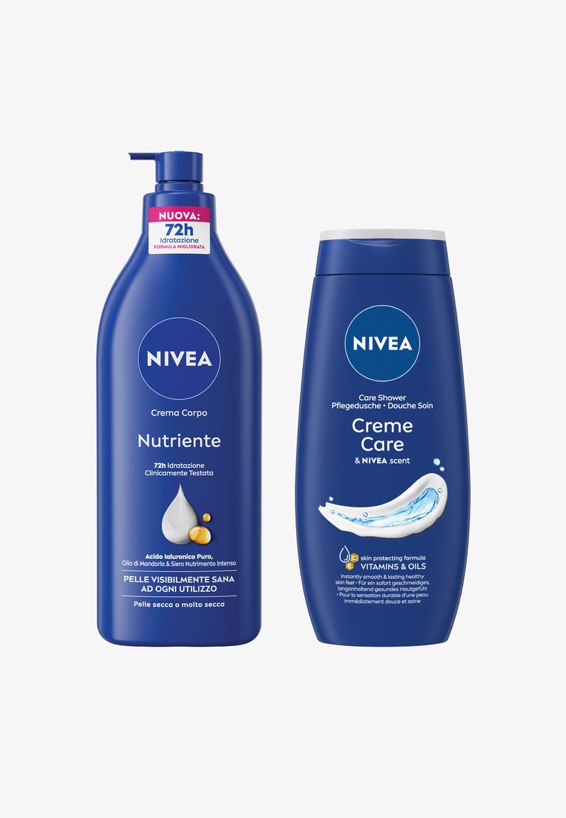 Crema corpo NIVEA in una bottiglia blu con un erogatore, etichettata "Nutriente." Accanto, una bottiglia blu di "Creme Care" con un accento bianco curvo.