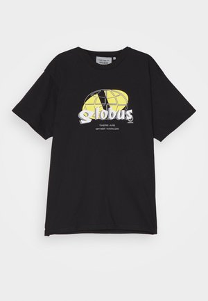 Schwarzes Grafik-T-Shirt mit gelbem Globus-Design, kombiniert mit weißen Shorts, schwarzen Turnschuhen und gemusterten schwarzen Socken. Lässiger, entspannter Schnitt.