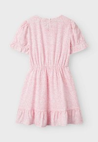 Robe florale rose avec de courtes manches bouffantes, taille élastique et ourlet froncé. Fabriquée en tissu léger avec une texture douce.