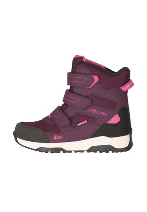 Lila Kinderstiefel mit schwarzen Akzenten, ausgestattet mit Klettverschlüssen, einer strukturierten Oberfläche und einem Flaggen-Detail. Wasserabweisendes Material.