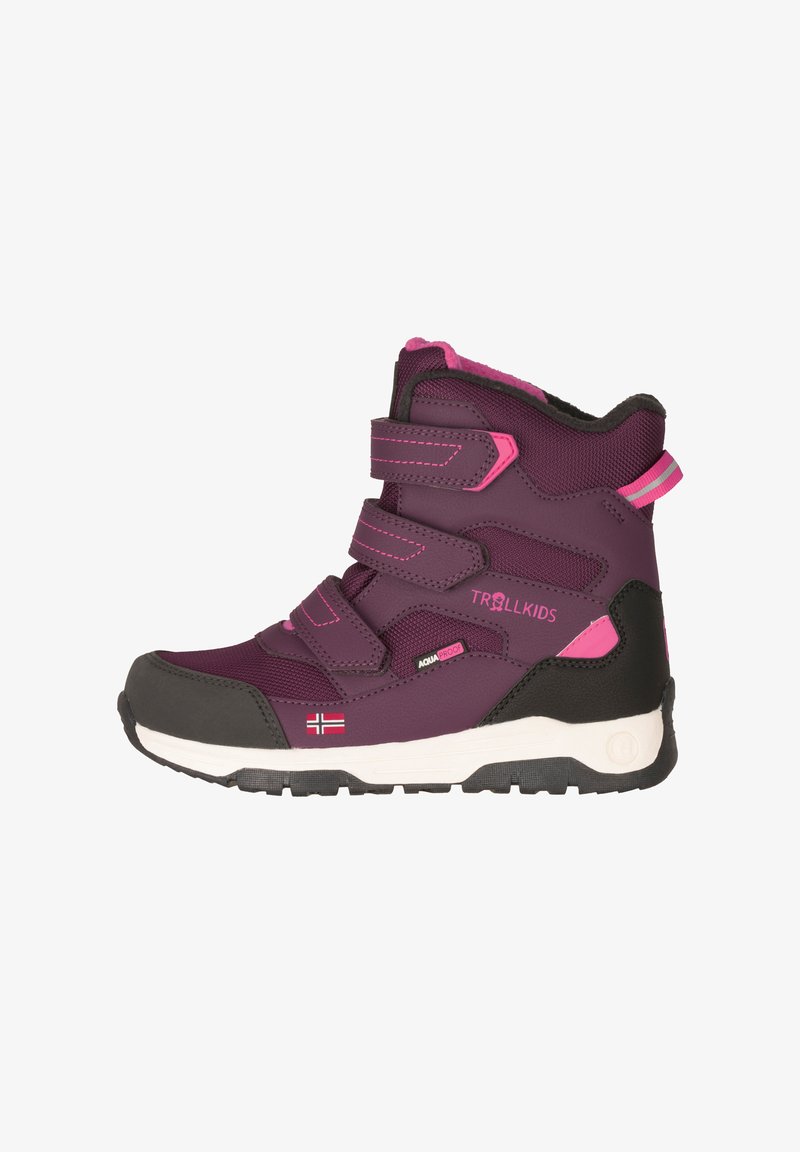 Lila Kinderstiefel mit schwarzen Akzenten, ausgestattet mit Klettverschlüssen, einer strukturierten Oberfläche und einem Flaggen-Detail. Wasserabweisendes Material.