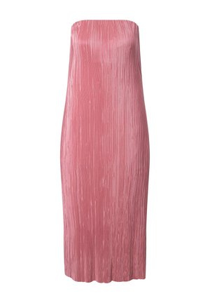 Růžové šaty bez ramínek, sahající ke kolenům, s plisovanou texturou a přímou siluetou.