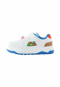 Weiße Sneakers mit blauer Sohle, ausgestattet mit einem roten und blauen Riemen, "Super Mario"-Logo und Blockmuster-Detail an der Ferse.