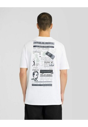 Person trägt ein weißes T-Shirt mit schwarzem Aufdruck und Grafiken, von hinten vor einem einfarbigen Hintergrund gesehen.