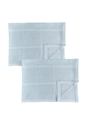 Zwei hellblaue, strukturierte rechteckige Tücher mit kleinen Perforationen und leicht gefalteten Ecken auf weißem Hintergrund.
